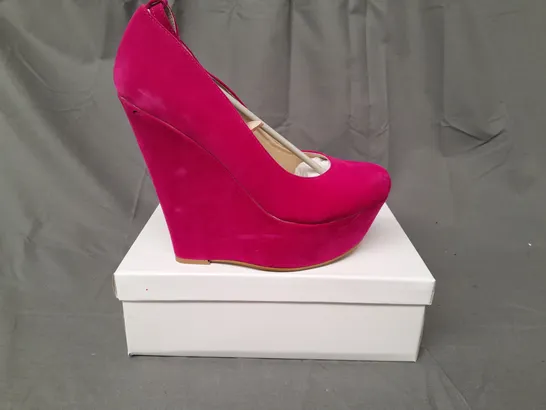 BOXED PAIR OF KOI COUTURE HR5 PLATFORM HIGH WEDGE FAUX SUEDE SHOES IN FUCHSIA SIZE 8