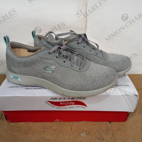 BOXED PAIR OF SKECHERS ARCH FIT LIGHT GREY TRAINERS, UK SIZE 6