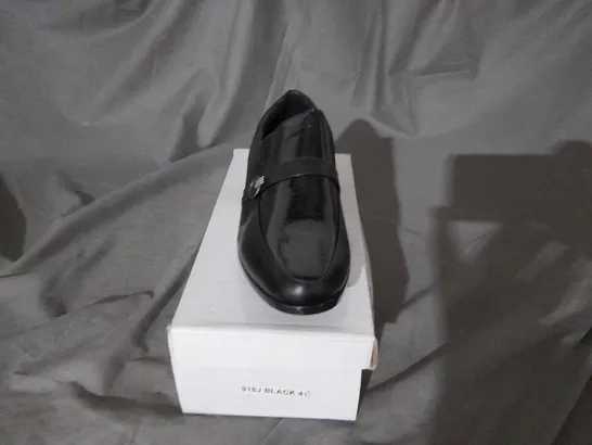 APPROXIMATELY 10 BOXED PAIRS OF BLACK LEATHER LOAFERS TO INCLUDE SIZE 7