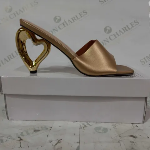 BOXED PAIR OF DESIGNER OPEN TOE HEART SHAPED HEEL SANDALS IN METALLIC GOLD EU SIZE 40