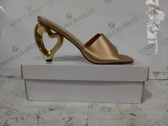 BOXED PAIR OF DESIGNER OPEN TOE HEART SHAPED HEEL SANDALS IN METALLIC GOLD EU SIZE 40