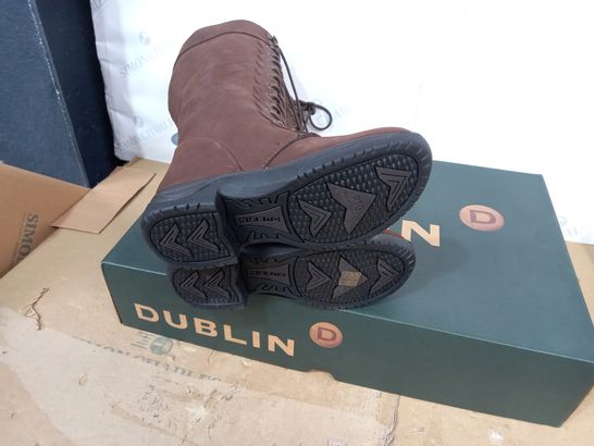 BOXED PAIR OF DUBLIN BOOTS SIZE 6