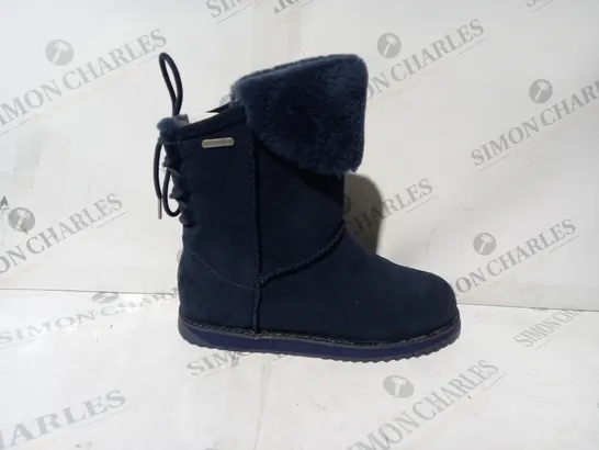 BOXED PAIR OF EMU BIRDWOOD BOOTS IN MIDNIGHT UK SIZE 6 