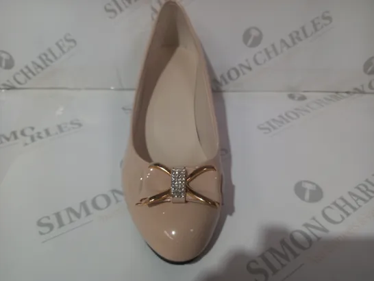 BOXED PAIR OF DESIGNER CLOSED TOE BLOCK HEEL SHOES IN NUDE W. BOW DETAIL AND JEWEL EFFECT EU SIZE 41