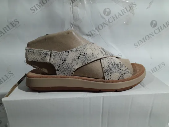 CLARKS SHOE BOXES CONTAINING JEMSA CROSS SANDAL TAUPE SNAKE SIZE 7