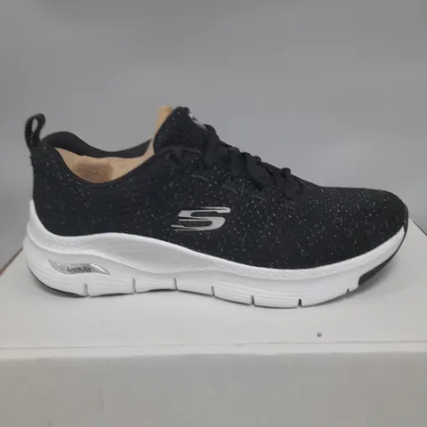 BOXED SKECHERS TRAINERS IN BLACK/WHITE SIZE 4.5