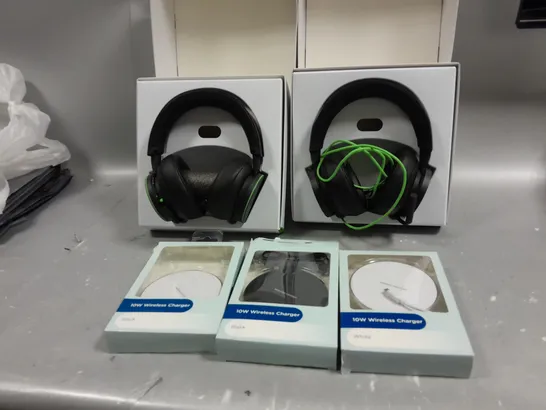 LOT OF FIVE ASSORTED ITEMS TO INCLUDE TWO XBOX STEREO HEADSET SERIES X/S, WIRELESS CHARGERS , ETC