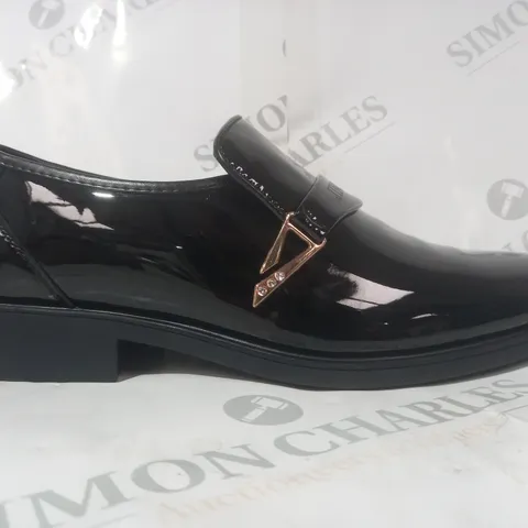 BOXED PAIR OF JINGPIN SHOES IN GLOSSY BLACK W. ROSE GOLD AND JEWEL EFFECT DETAIL EU SIZE 43
