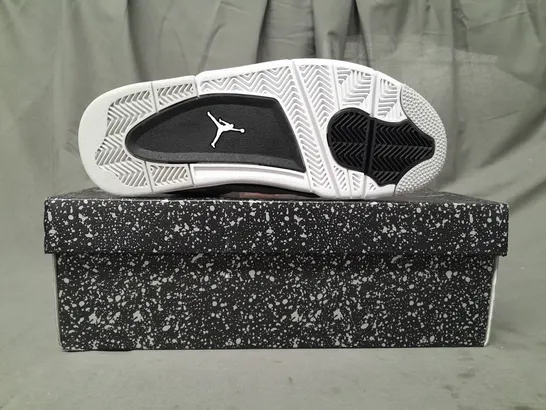 BOXED PAIR OF NIKE AIR JORDAN 4 RETRO SHOES IN WHITE/BLACK UK SIZE 8