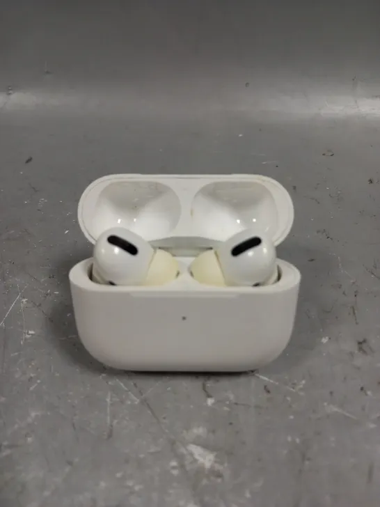 APPLE AIRPODS WITH CHARGING CASE - A2190	