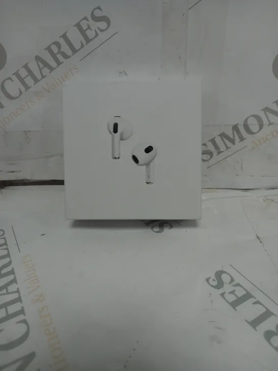 BOXED APPLE AIRPODS 