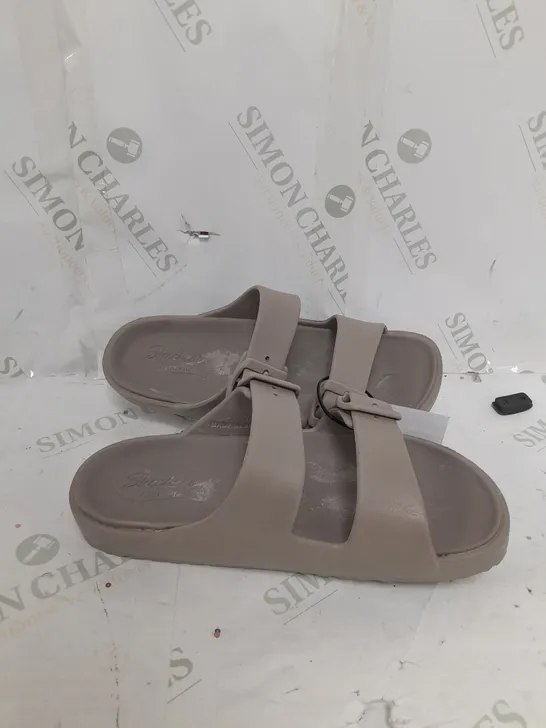 BOXED PAIR OF SKECHERS ARCH FIT FOAMIES SLIDE SANDALS IN DARK TAUPE SIZE 4