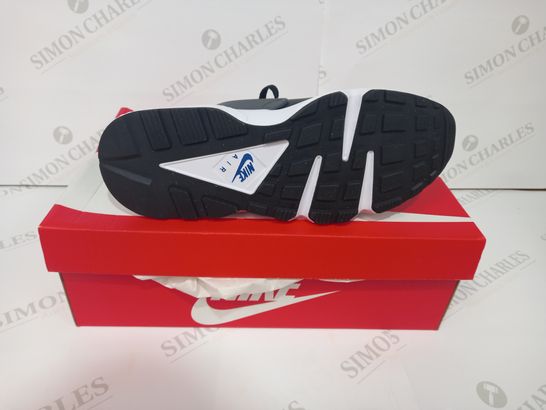 BOXED PAIR OF NIKE AIR SHOES IN BLACK/BLUE UK SIZE 8.5