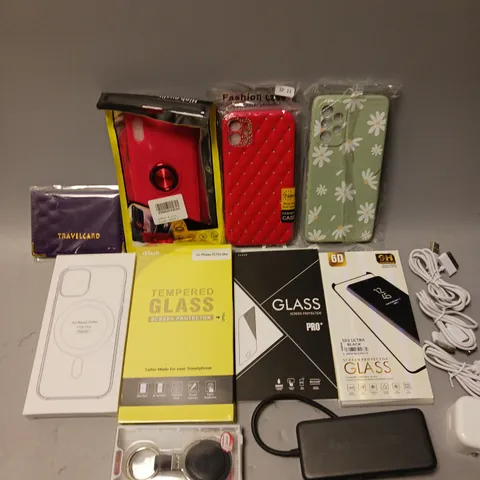 APPROXIMATELY 30 ASSORTED SMARTPHONE/TABLET ACCESSORIES TO INCLUDE PROTECTIVE CASES, CHARGING CABLES, SCREEN PROTECTORS ETC 