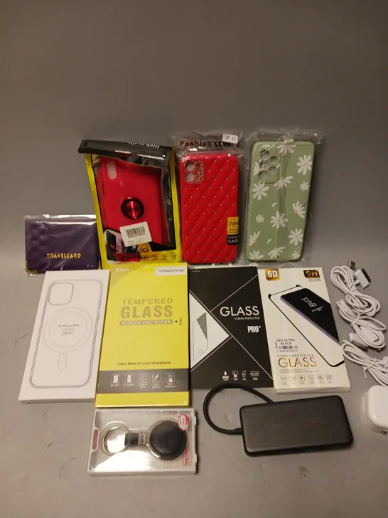 APPROXIMATELY 30 ASSORTED SMARTPHONE/TABLET ACCESSORIES TO INCLUDE PROTECTIVE CASES, CHARGING CABLES, SCREEN PROTECTORS ETC 