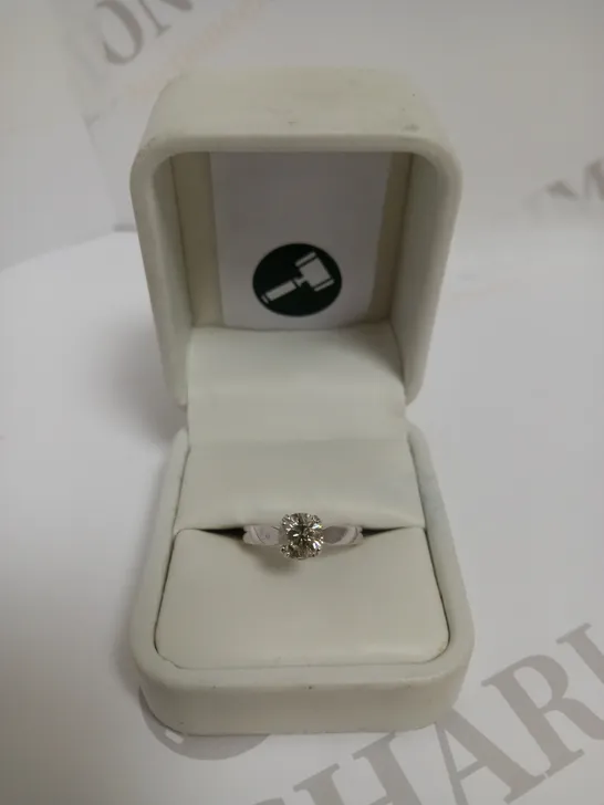 DESIGNER 18CT WHITE GOLD SOLITAIRE RING SET WITH A DIAMOND WEIGHING +-1.08CT