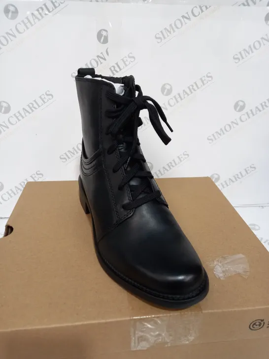 BOXED PAIR OF CLARKS BOOTS IN BLACK LEATHER - SIZE 7 