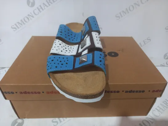 BOXED PAIR OF ADESSO OPEN TOE SANDALS IN BLUE/WHITE SIZE 7