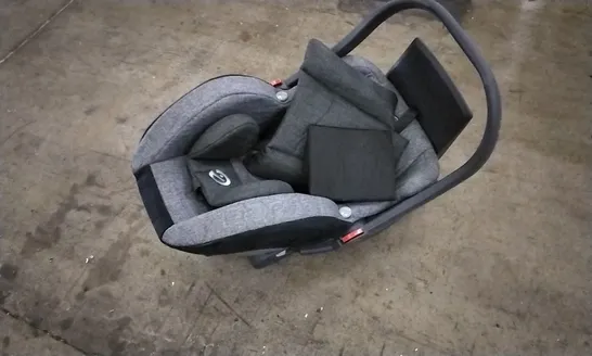 OYSTER CAPSULE GREY ISOFIX BABY CAR SEAT