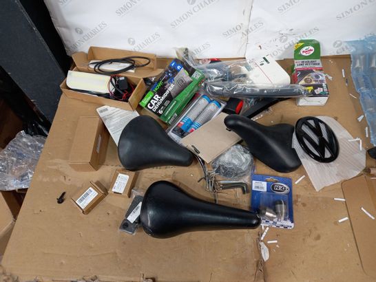 BOX OF A LARGE QUANTITY OF ASSORTED DESIGNER VEHICLE PARTS/ACCESSORIES TO INCLUDE DESIGNER CYCLE BIKE SADDLE, CAR HUMIDIFIER, TURTLE WAX ETC