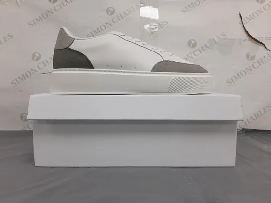 BOXED PAIR OF ARNE COURT TRAINERS 2.0 IN WHITE UK SIZE 10