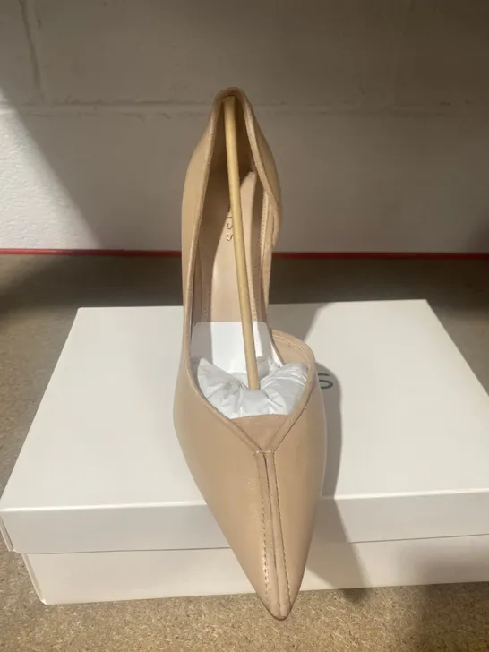 BOXED PAIR OF REISS BAINES POINTED COURT SHOES SIZE 41