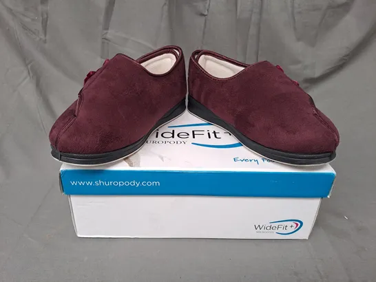 BOXED PAIR OF SHUROPODY WIDEFIT+ SLIPPERS IN BURGUNDY UK SIZE 3