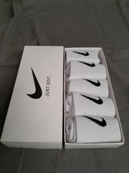 WHITE NIKE SOCKS 