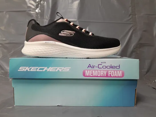 BOXED PAIR OF SKECHERS AIR-COOLED MEMORY FOAM TRAINERS IN BLACK SIZE 7