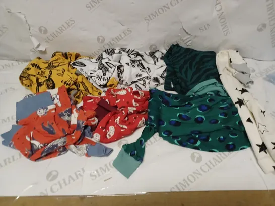 LOT OF APPROXIMATELY 17 PAIRS OF BRAND NEW JAMMIE DOODLES PYJAMAS AND BOTTOMS IN SIZE 2-3 YEARS IN VARYING DESIGNS