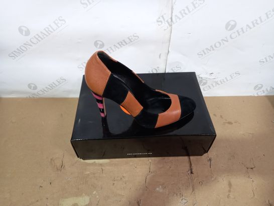 BOXED PAIR OF DESIGNER BROWN/BLACK HIGH HEELS SIZE 39