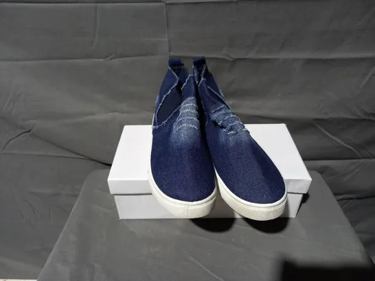 APPROXIMATELY 12 BOXED PAIRS OF W.S SLIP ON BLUE FLAT TRAINERS IN VARIOUS SIZES TO INCLUDE SIZES 38, 39, 40 