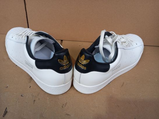 BOXED PAIR OF ADIDAS SHOES IN WHITE/BLACK UK SIZE 9