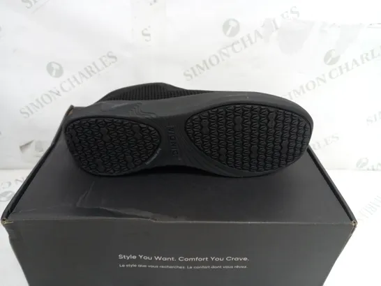 BOXED VIONIC BLACK TRAINER  SIZE 7 