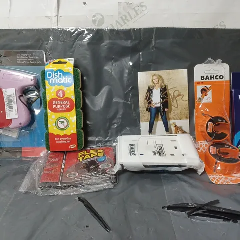 BOX OF APPROXIMATELY 15 ASSORTED ITEMS TO INCLUDE - BONNIE TYLER SIGNED CARD , 8 MARKERS , DISH MATIC SPONGE ETC