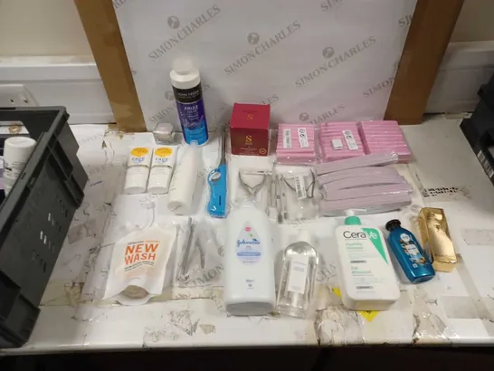 LOT OF APPROXIMATELY 20 HEALTH AND BEAUTY ITEMS TO INCLUDE CERA VE FOAMING CLEANSER, MANICURE SET, AND YVESSAINTLAURENT B40 SAND ETC.