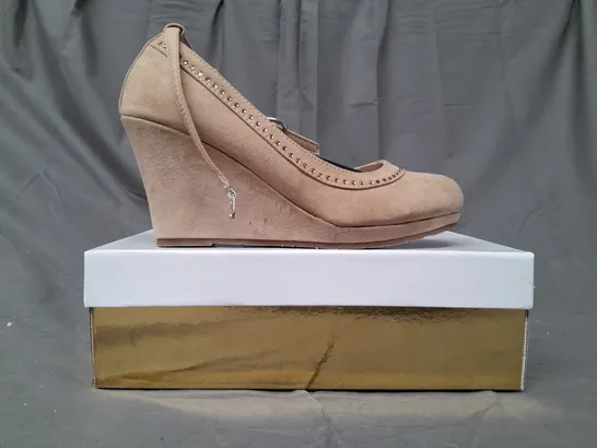 BOX OF APPROXIMATELY 10 BOXED PAIRS OF SINOBEN CLOSED TOE WEDGES IN TAN - VARIOUS SIZES