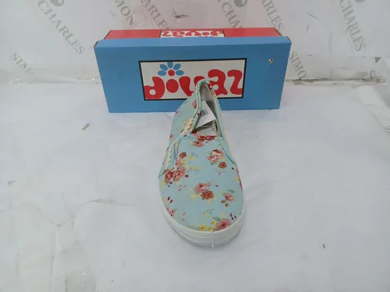 APPROXIMATELY 10 PAIRS OF BOXED DIVAZ SLIP-ON FLORAL PUMP SWIFT BLUE IN VARIOUS SIZES 