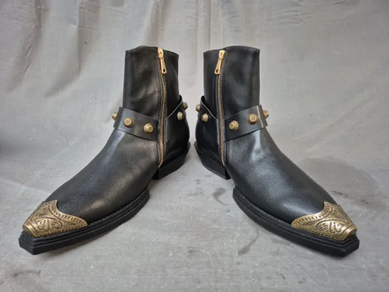 BOXED PAIR OF KOI SOULRENDER MEN'S HARDWARE COWBOY BOOTS IN BLACK/ANTIQUE BRONZE UK SIZE 9