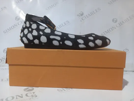 BOXED PAIR OF TOD'S CLOSED TOE SHOES IN BLACK/WHITE ANIMAL PRINT EU SIZE 38