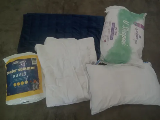 PALLET OF 4 BOXES CONTAINING PILLOWS & BEDDING