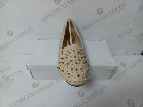 BOXED PAIR OF HOT LIPS SLIP ON SHOES IN NUDE SIZE 6