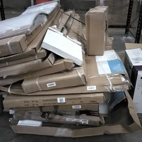 PALLET OF ASSORTED SHOWER AND BATH PANELS