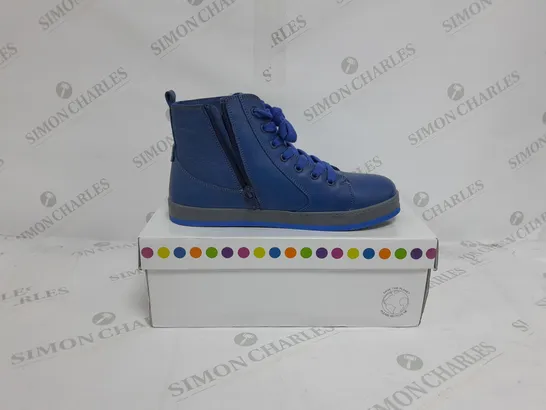 BOXED PAIR OF ADESSO LEATHER HIGH TOP TRAINER BOOTS IN BLUE SIZE 5