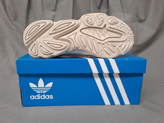 BOXED PAIR OF ADIDAS OZWEEGO SHOES IN CREAM UK SIZE 5