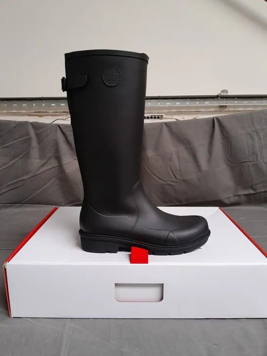 BOXED PAIR OF FITFLOP WONDERWELLY TALL BOOTS SIZE UK 7