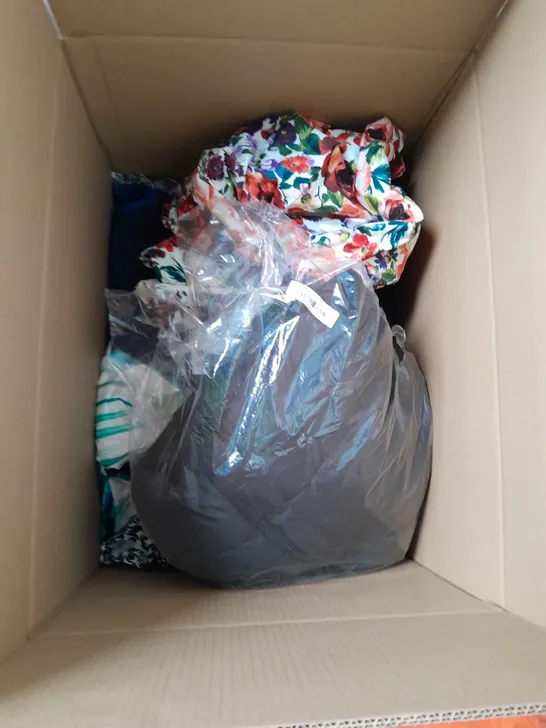 BOX OF APPROXIMATELY 20 ASSORTED CLOTHING AND FASHION ITEMS IN VARIOUS STYLES, SIZES, AND COLOURS - COLLECTION ONLY