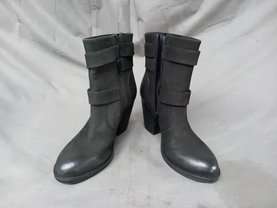 BOXED PAIR OF STEVE MADDEN ANKLE BOOTS IN BLACK EU SIZE 36