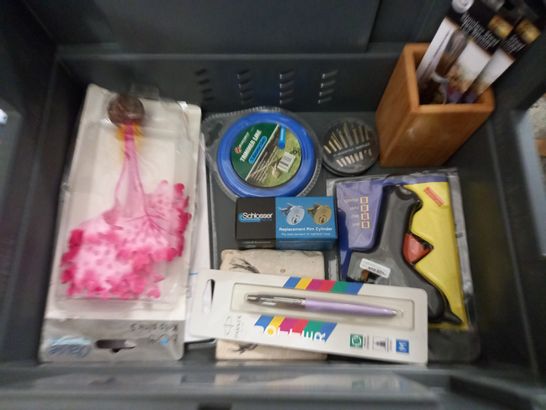 LOT OF ASSORTED HOUSEHOLD ITEMS TO INCLUDE DETAIL PAINT BRUSHES, PENS AND CLEVER CUTTERS
