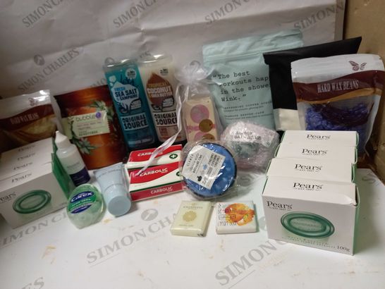 LOT OF APPROX 14 ASSORTED COSMETIC PRODUCTS TO INCLUDE MARC JACOBS BODY LOTION, HARD WAX MELTS, CARBOLIC SOAP, ETC